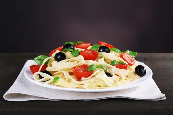 Spaghetti with tomatoes, olives — Stock Photo, Image