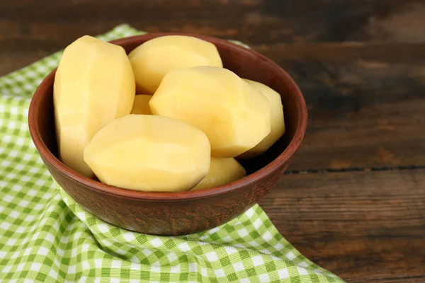 Patatas peladas crudas —  Fotos de Stock