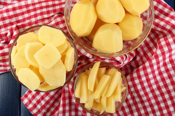 Patatas crudas peladas y picadas —  Fotos de Stock