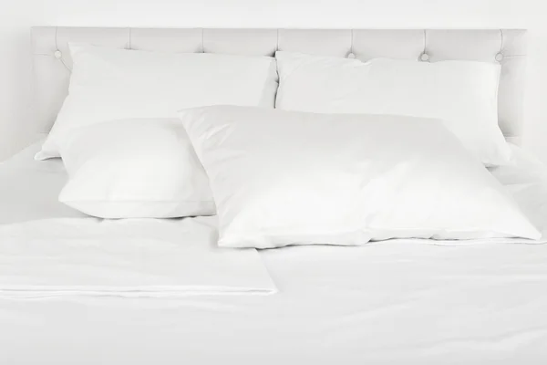 Almofadas brancas na cama — Fotografia de Stock