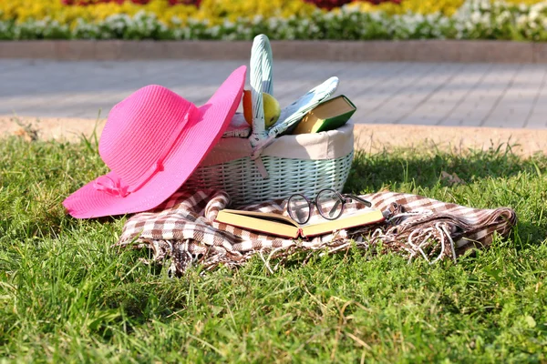 Bücher lesen, im Freien — Stockfoto