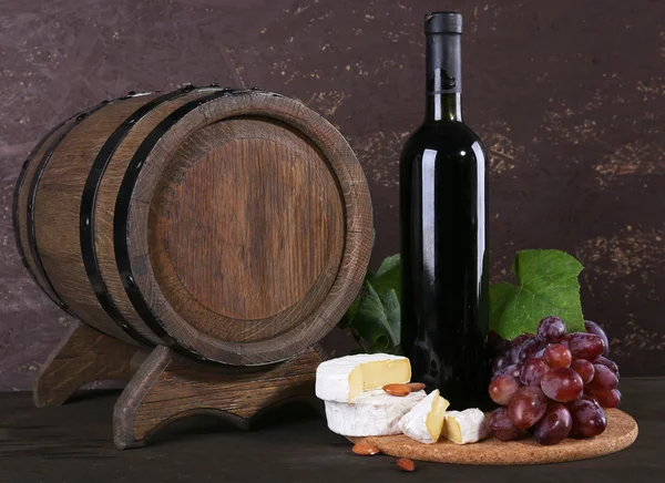 Camembert cheese, wine and grapes — Stock Photo, Image
