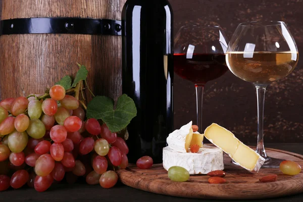 Queijo de camembert, vinho e uvas — Fotografia de Stock