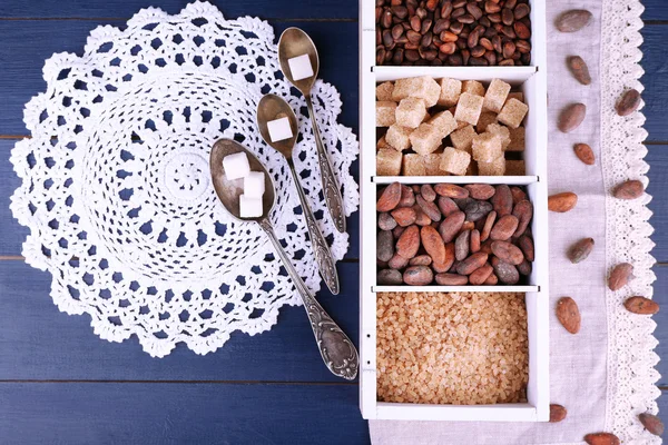 コーヒーやココアの豆、砂糖キューブ — ストック写真