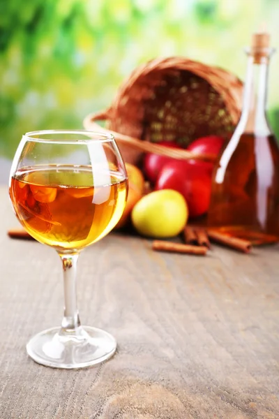 Sidra de manzana en copa de vino — Foto de Stock