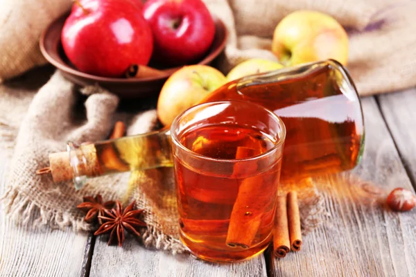 Sidra de manzana con palitos de canela — Foto de Stock