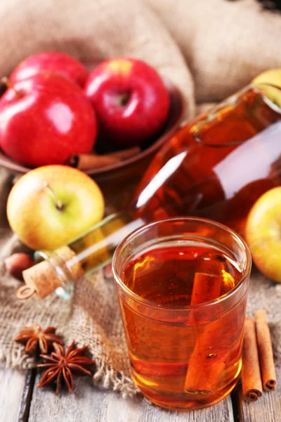 Cidre de pomme avec bâtonnets de cannelle — Photo