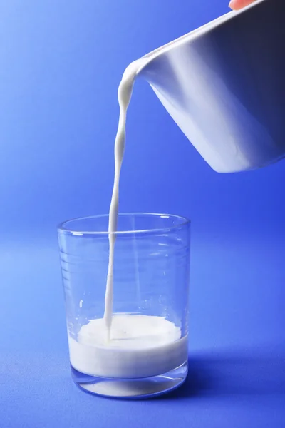 Dökülen süt cam — Stok fotoğraf