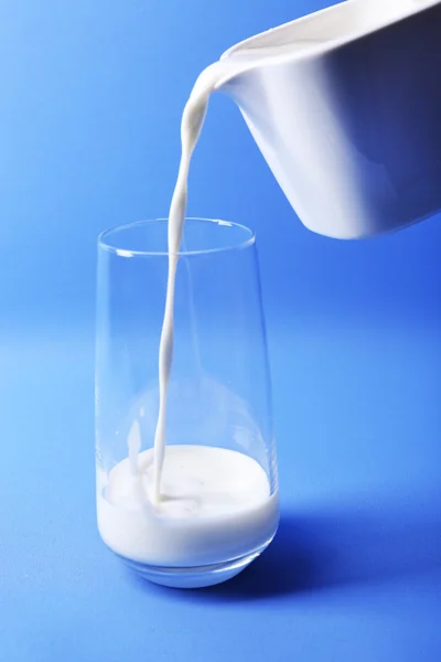 Verter la leche en el vaso — Foto de Stock