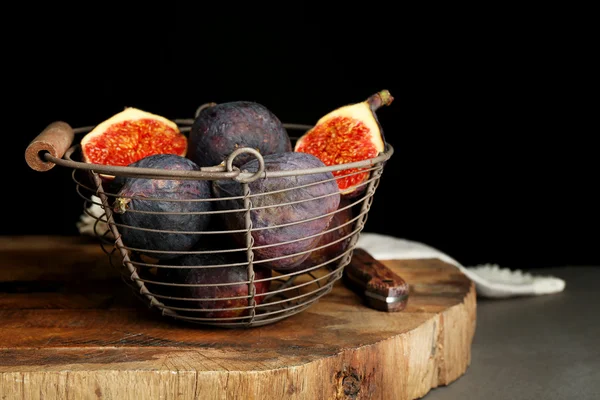 Ripe sweet figs in metal basket — Stock Photo, Image