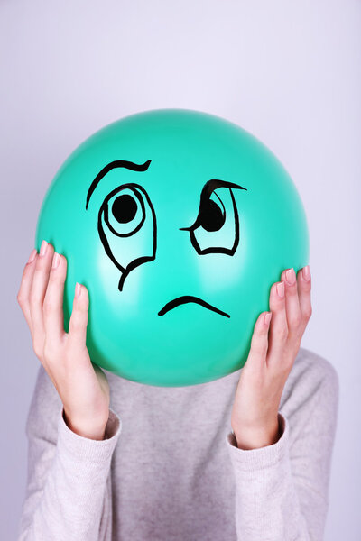 Женщина держит воздушный шар
