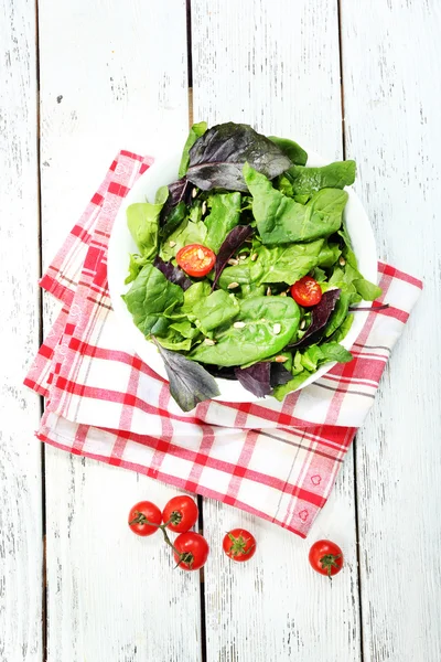 Insalata verde fresca in ciotola — Foto Stock