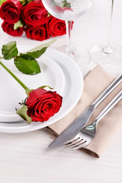 Tisch gedeckt mit Rose — Stockfoto