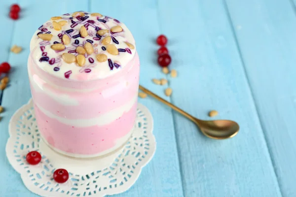 Postre de leche de frambuesa —  Fotos de Stock