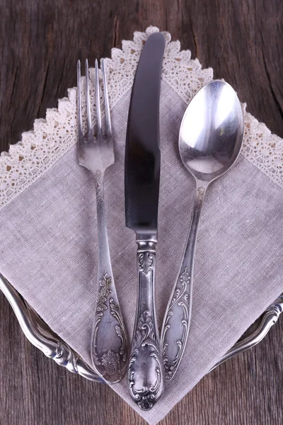 Coltello, cucchiaio e forchetta in metallo — Foto Stock