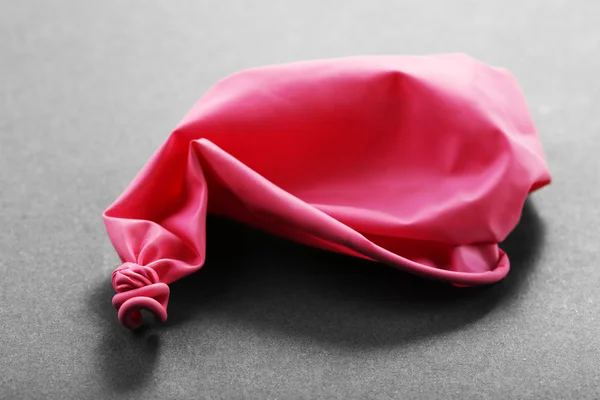 Popped rosa ballong — Stockfoto