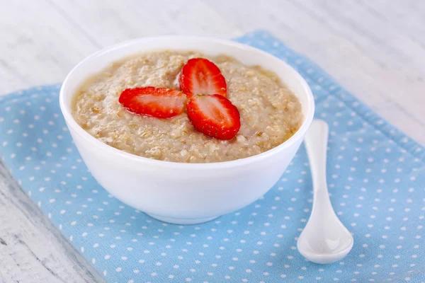 Sabrosa avena con fresa — Foto de Stock