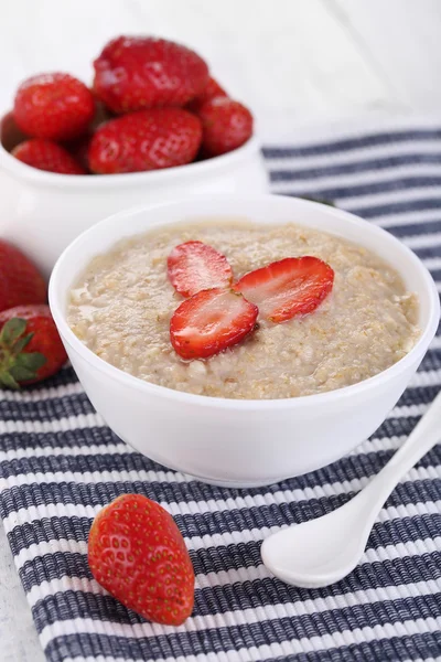 Tasty oatmeal with strawberry — Stock Photo, Image