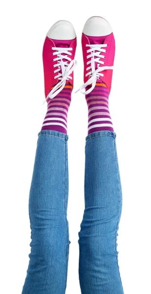 Ženské nohy v barevné ponožky a tenisky — Stock fotografie