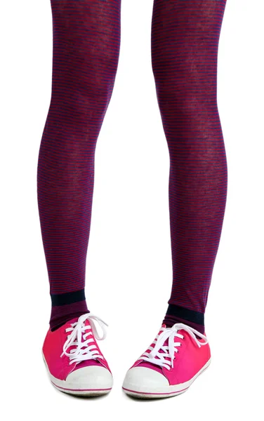 Jambes féminines en chaussettes et baskets colorées — Photo