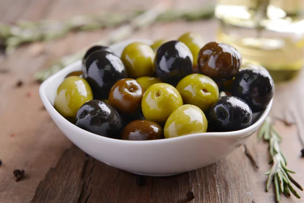 Différentes olives marinées — Photo