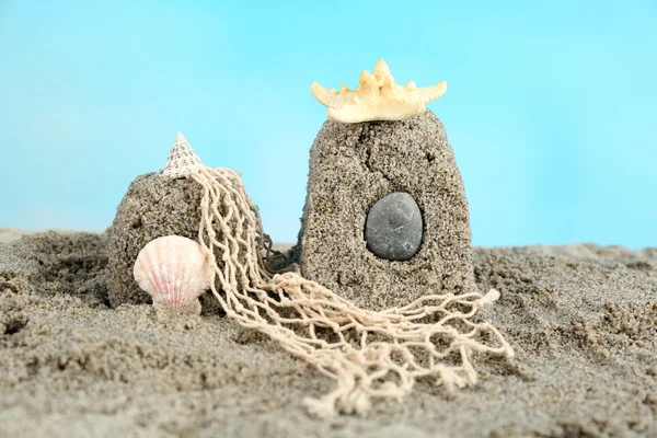 Sandcastle sahilde deniz yıldızı ile — Stok fotoğraf