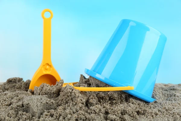 Vanga e secchio sulla spiaggia — Foto Stock