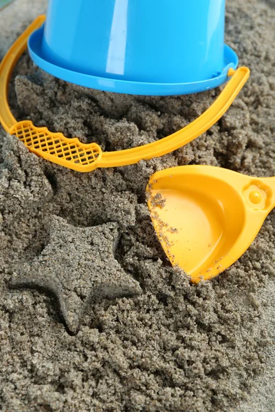 Pá e balde na praia — Fotografia de Stock