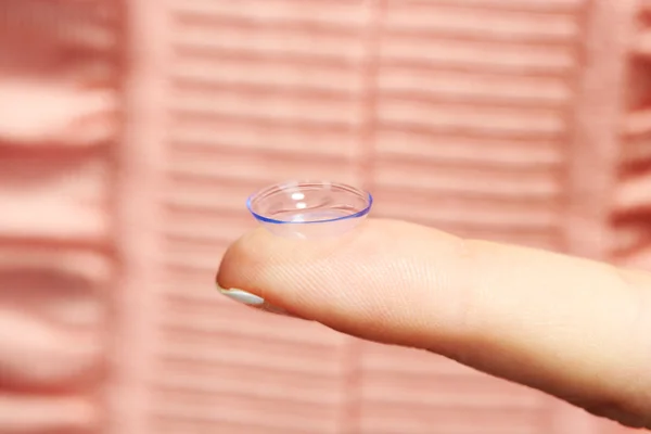 Contact lens op vinger — Stockfoto