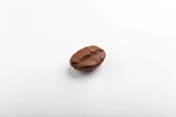 Koffieboon geïsoleerd op wit — Stockfoto