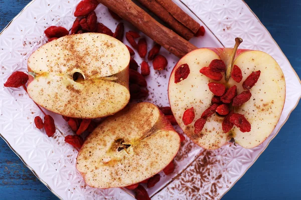 Mela matura, bacche di goji e cannella — Foto Stock