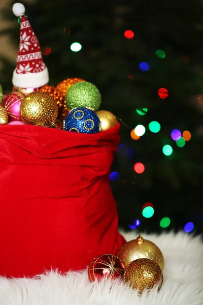 Saco vermelho com brinquedos de Natal — Fotografia de Stock