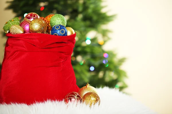 Czerwony worek z Boże Narodzenie zabawki — Zdjęcie stockowe