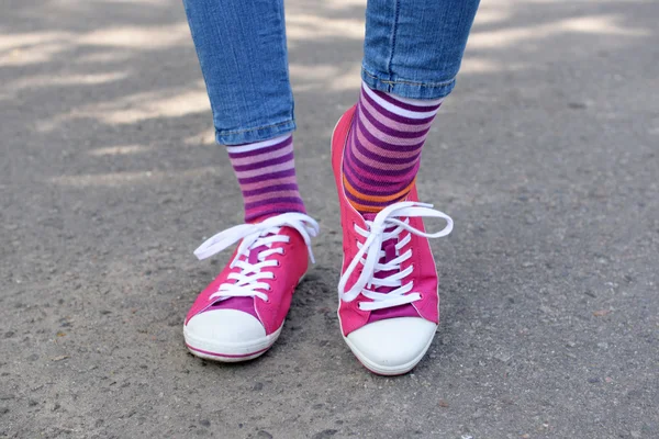 Renkli çorap ve ayakkabı kadın bacakları