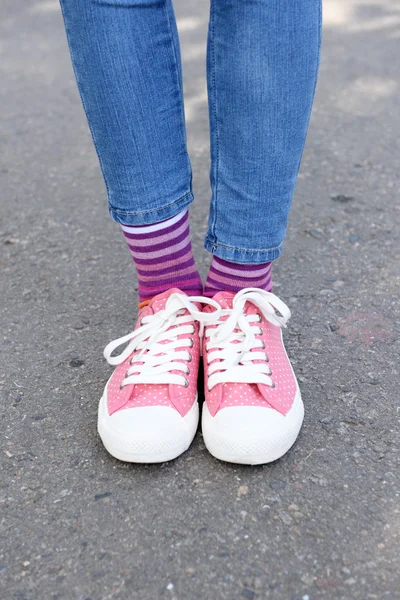 Renkli çorap ve ayakkabı kadın bacakları