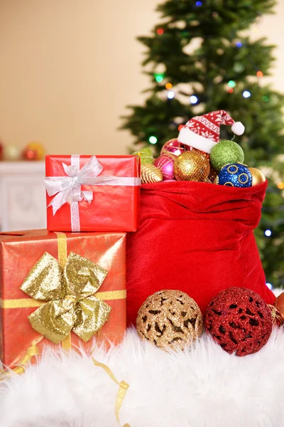 クリスマスのおもちゃを持つ赤いバッグ — ストック写真