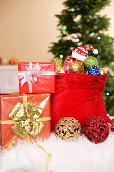 Saco vermelho com brinquedos de Natal — Fotografia de Stock