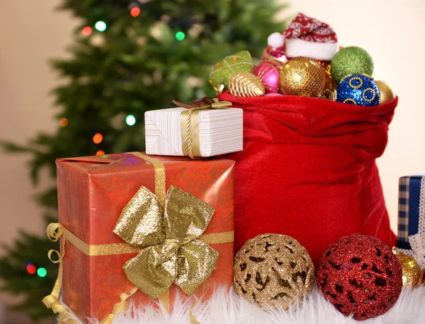 Červená taška s vánoční hračky — Stock fotografie