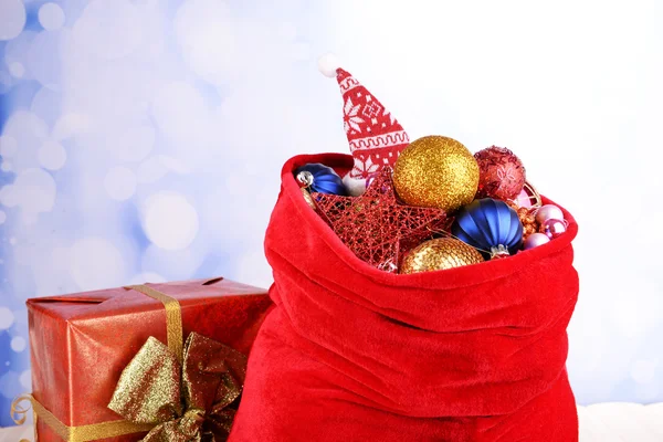 Saco vermelho com brinquedos de Natal — Fotografia de Stock