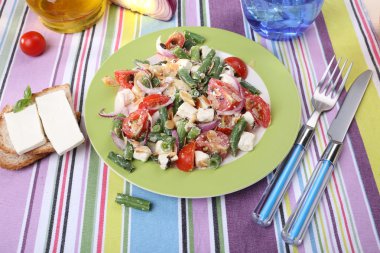 Taze kahvaltı sebze salatası ile