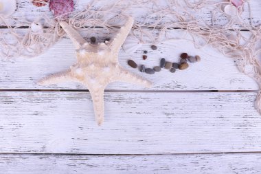 Deniz kabuklarını masada dekor