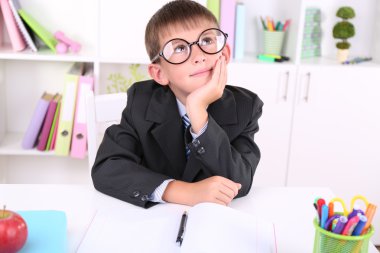 Masada oturan öğrenci