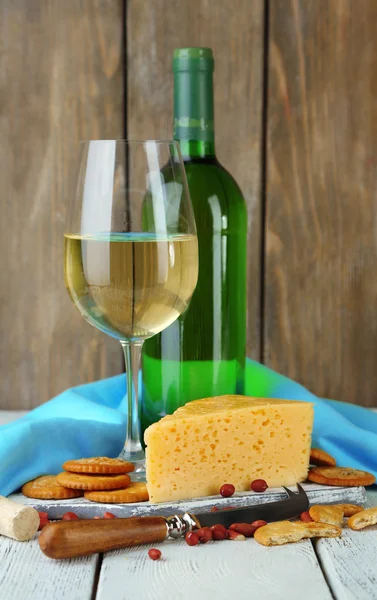 Vino, queso y galletas saladas — Foto de Stock