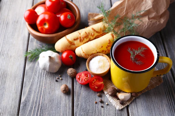 Zelfgemaakte tomatensap in kleur mok — Stockfoto