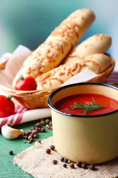 Homemade tomato juice in color mug — Stock Photo, Image