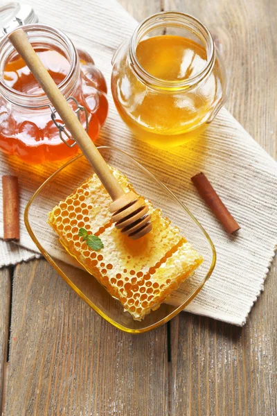 Miele fresco in tavola — Foto Stock