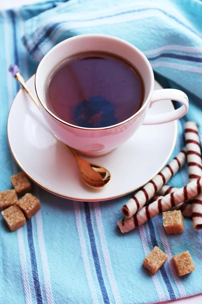 Tazza di tè sul tavolo — Foto Stock