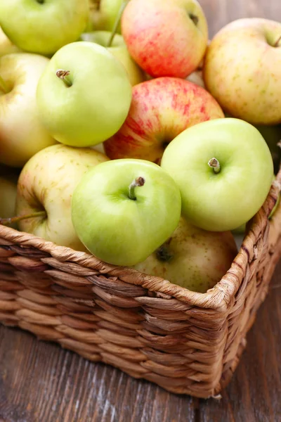 Ripe apples in basket — Stock Photo, Image