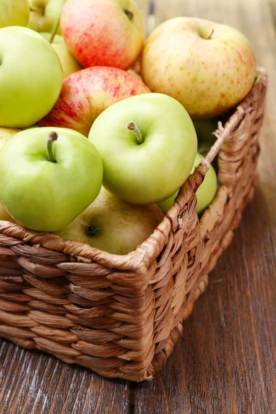 Ripe apples in basket — Stock Photo, Image