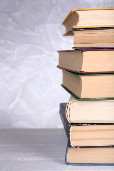 Libros sobre mesa de madera — Foto de Stock